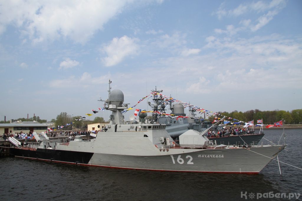 Какие корабли, построенные в Зеленодольске, участвуют в морском параде?