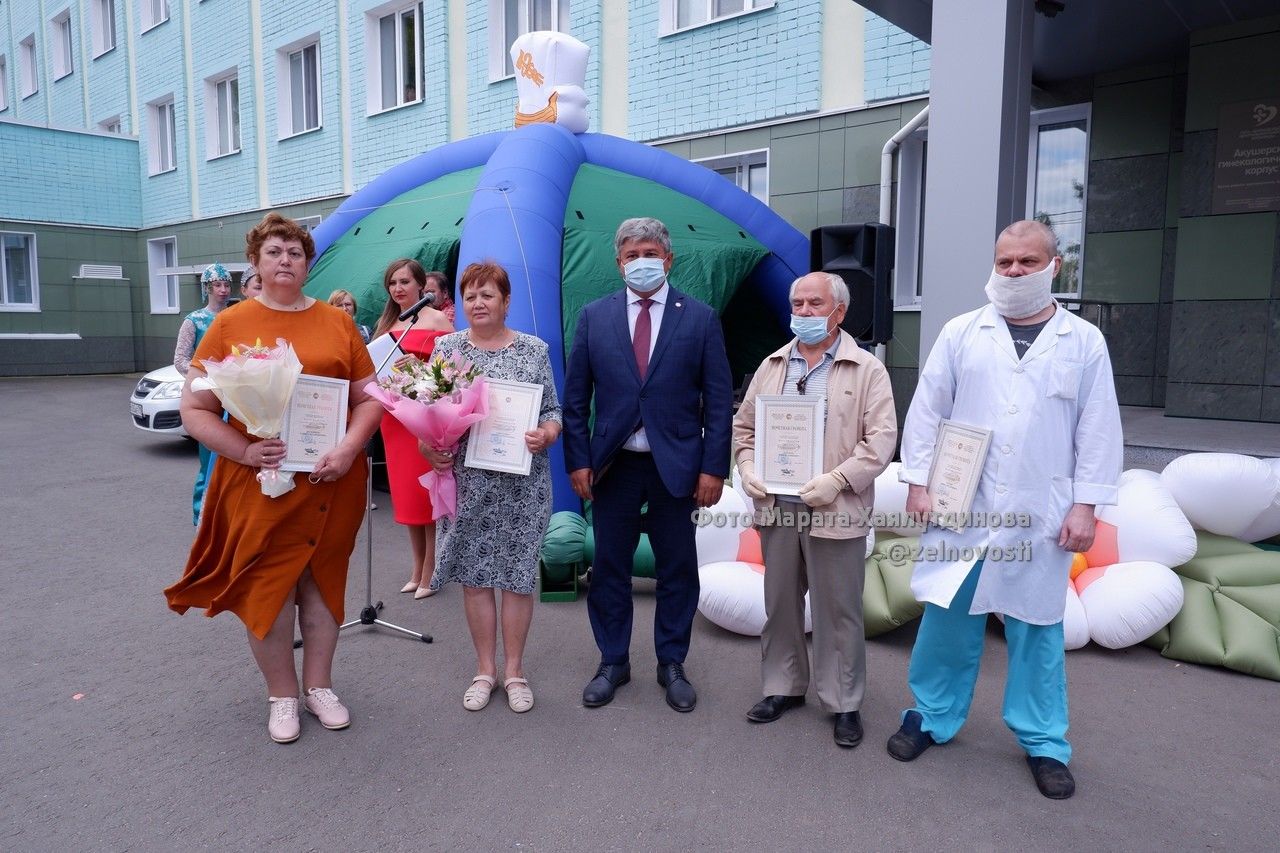 В Зеленодольске врачам передали 300 комплектов защитных противоэпидемических костюмов