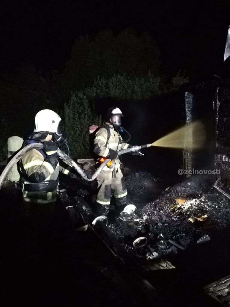 Два человека погибли на пожаре в Нижних Вязовых