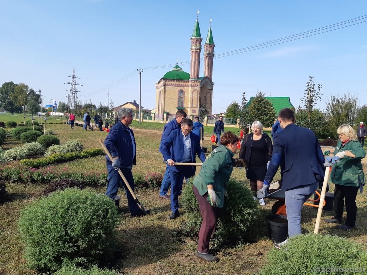 Креатив по-зеленодольски: на улице Столичной высаживают 100 деревьев в честь 100-летия ТАССР