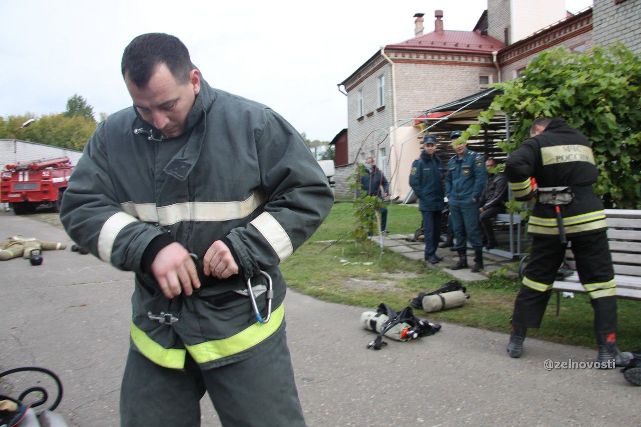 В  Зеленодольске провели соревнования по пожарному многоборью