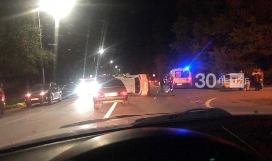 При въезде в Зеленодольск в результате ДТП иномарка легла на бок