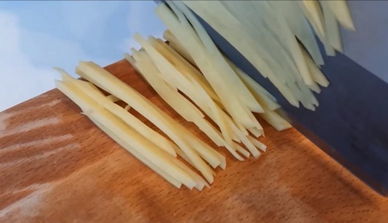 Килограмм за 1 минуту: Как аккуратно и быстро нарезать соломкой картошку и другие овощи по узбекской технологии