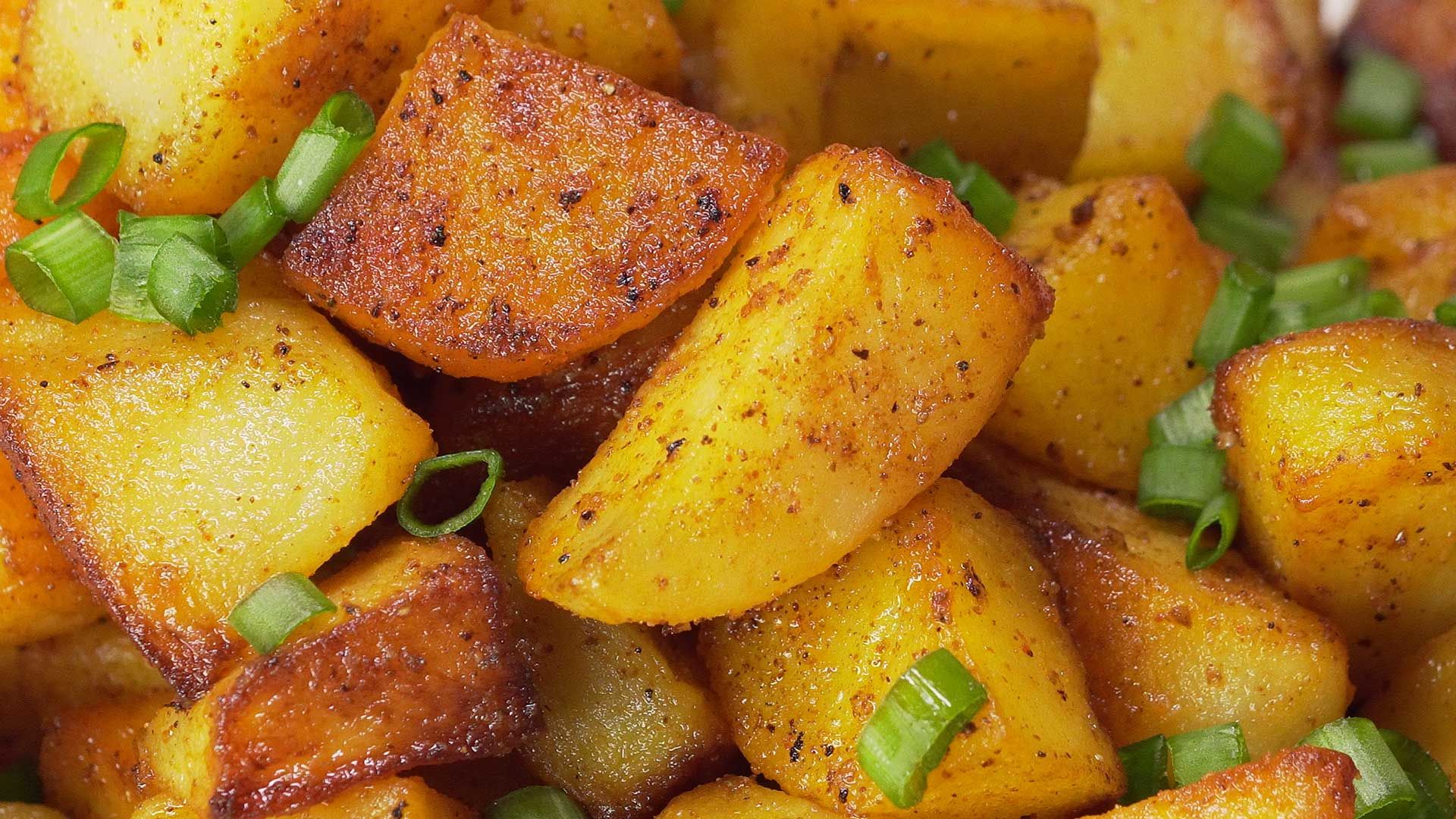 Жареная картошка получится с румяной корочкой и не развалится в сковороде: секрет приготовления