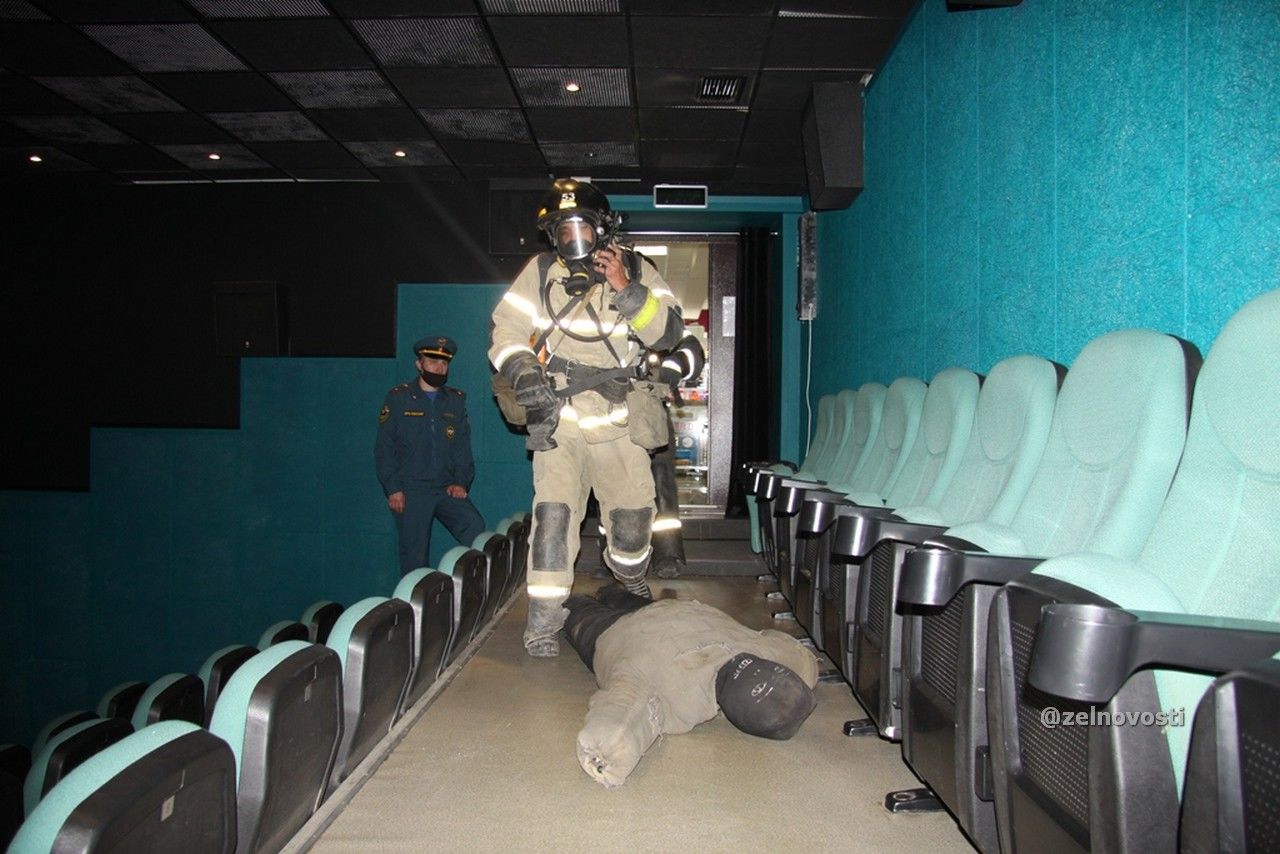 Зеленодольские пожарные провели тренировочные учения в торговом центре
