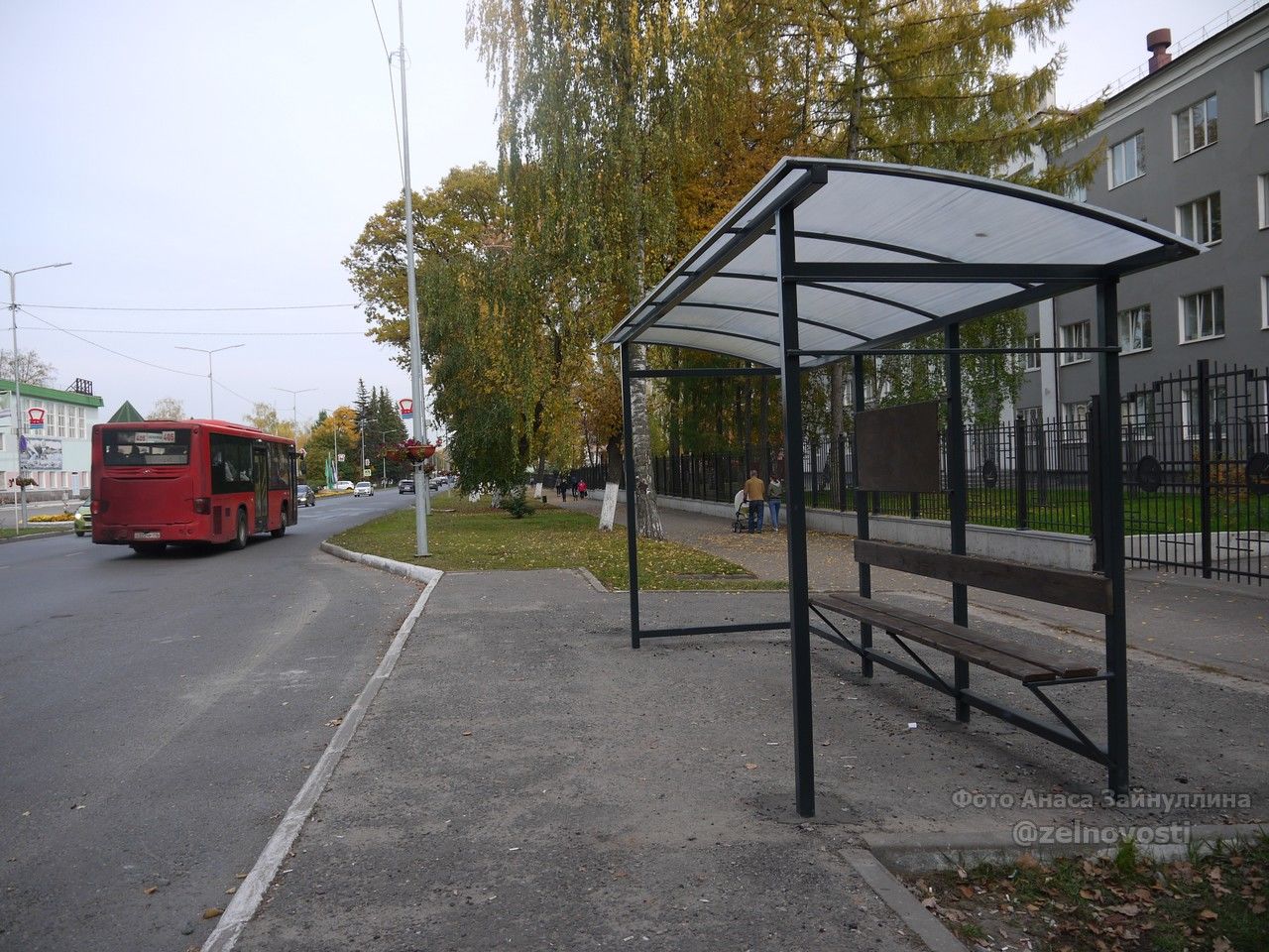 В Зеленодольске устанавливают новые автобусные павильоны