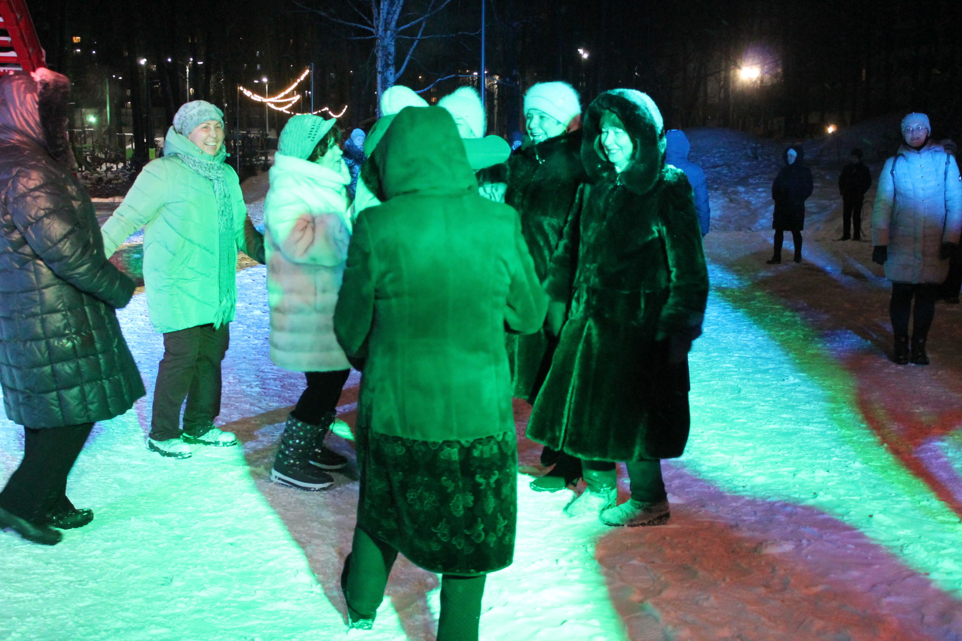 В парке ДК «Родина» на танцверанде «Фиалка» проходят танцевальные вечера