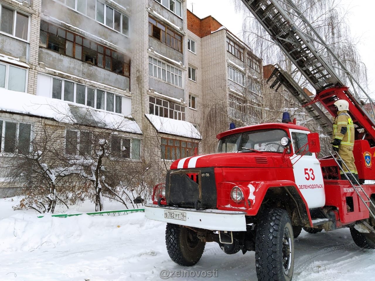 На пожаре в Зеленодольске огнеборцы спасли 10 человек, в этом числе 2 детей