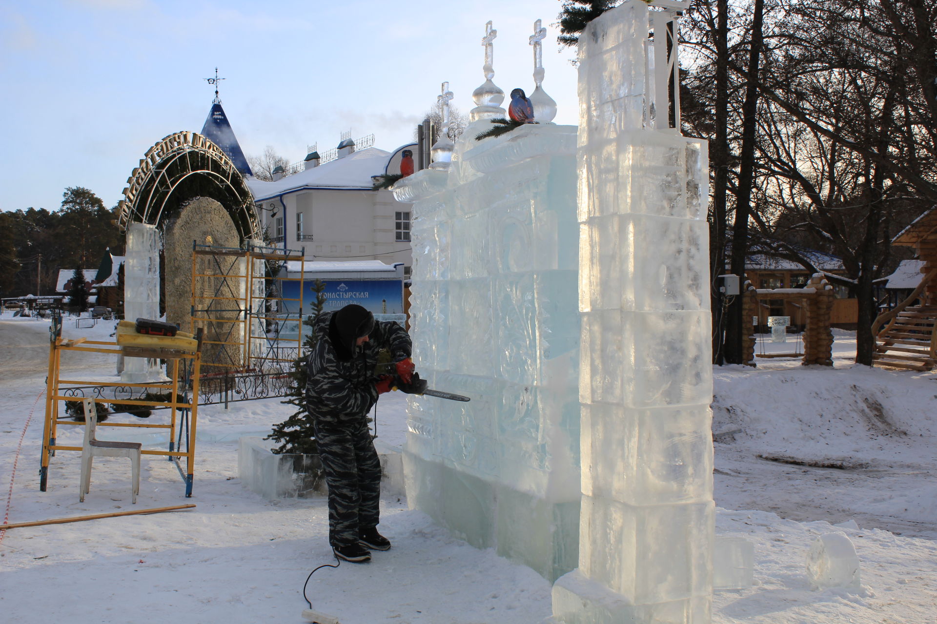 Раифская сказка изо льда: Скульпторы и резчики создали хрустальный городок