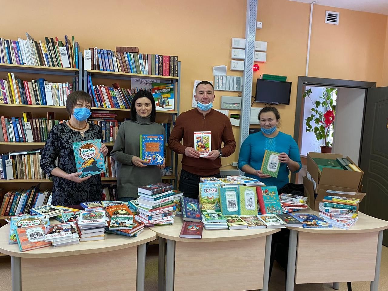 Благотворители подарили библиотеке поселка Васильево книги