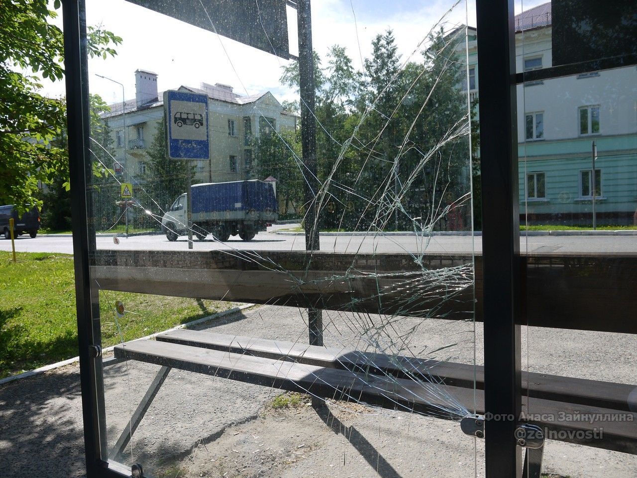 Стало известно, кто в сентябре разбил автобусную остановку по улице Ленина