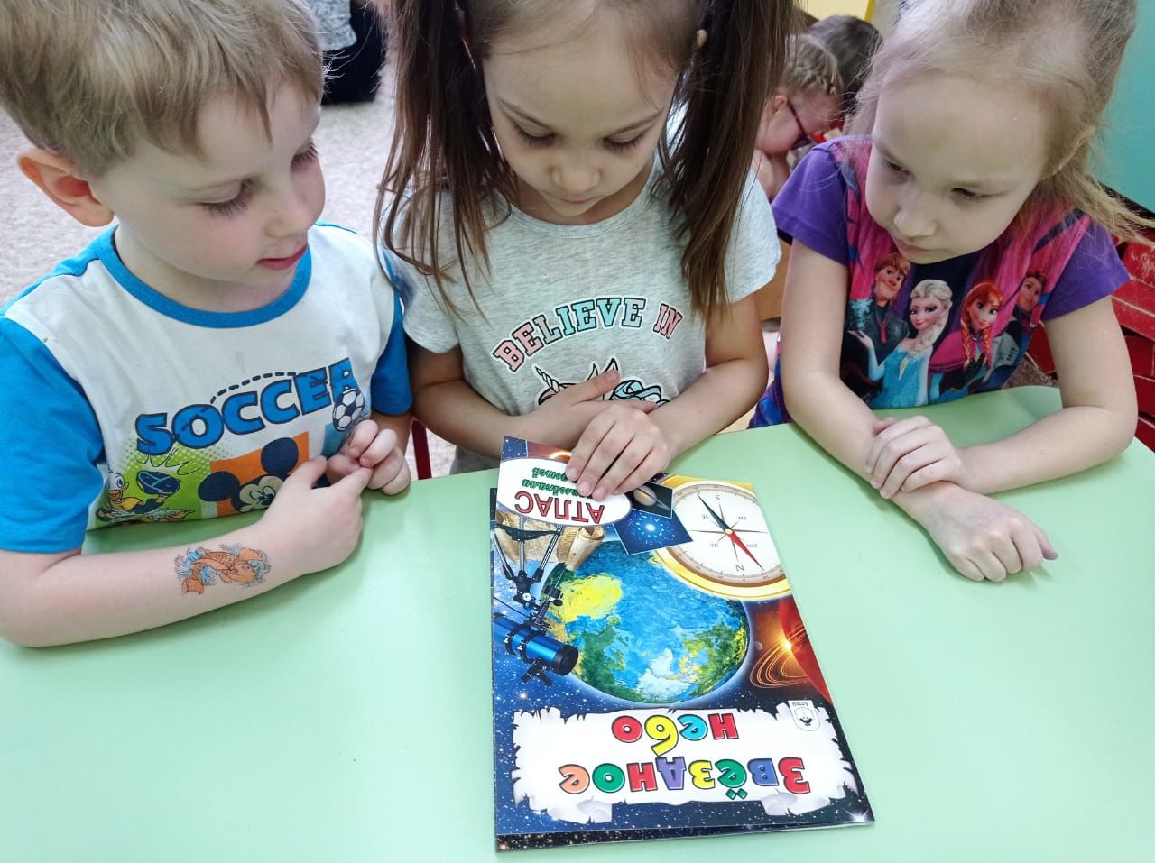 В честь Дня космонавтики воспитанники детского сада «Ласточка сделали замечательные рисунки и аппликации