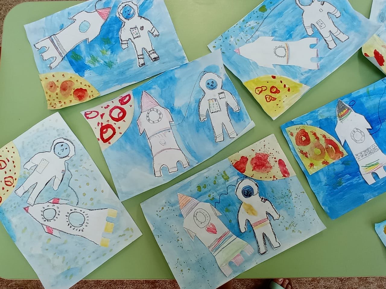 В честь Дня космонавтики воспитанники детского сада «Ласточка сделали замечательные рисунки и аппликации