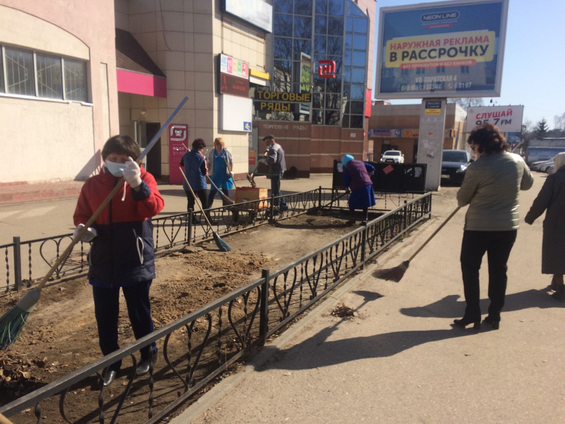 В рамках санитарно-экологического двухмесячника зеленодольцы провели уборку улиц города