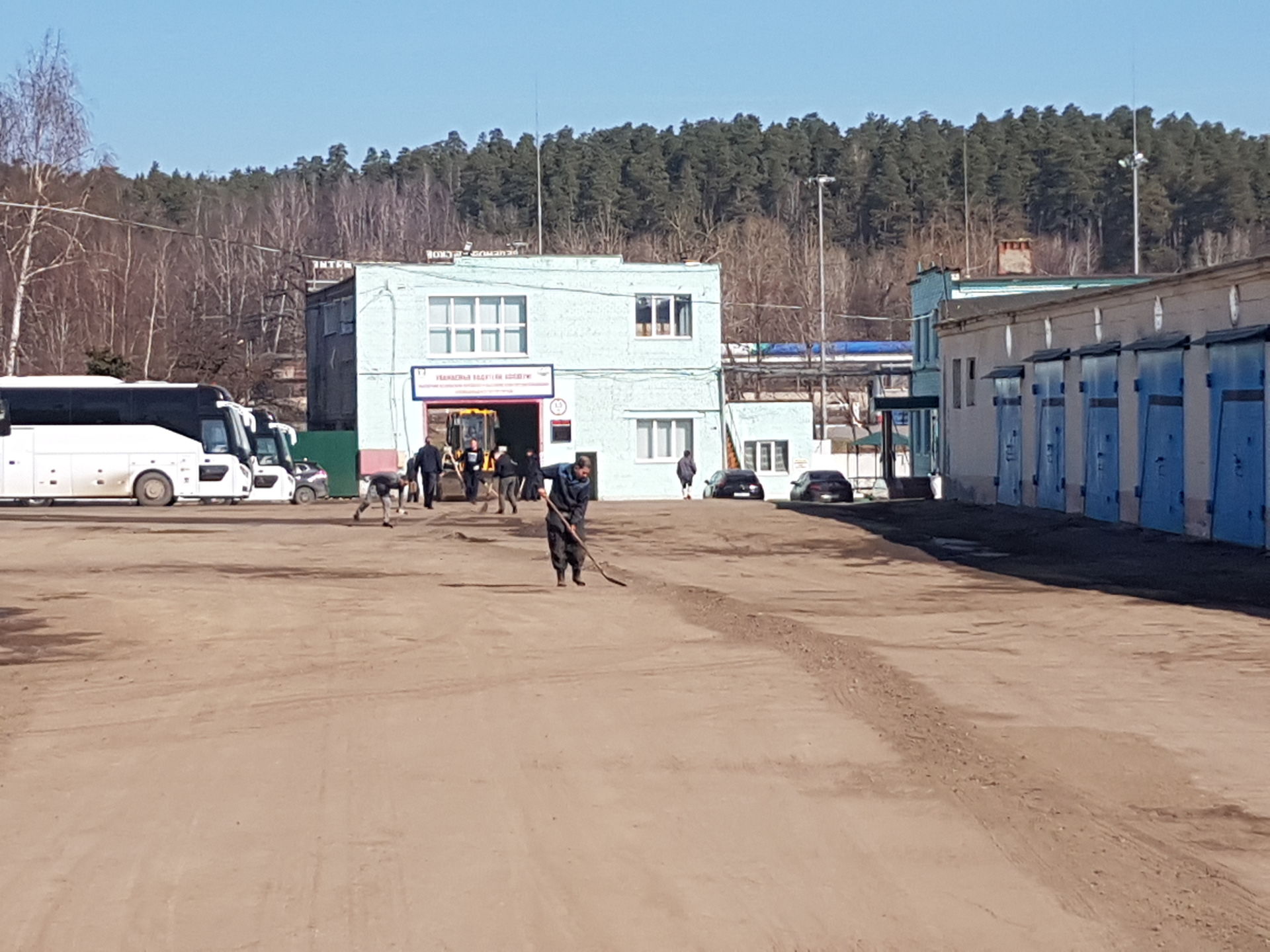 В рамках санитарно-экологического двухмесячника зеленодольцы провели уборку улиц города