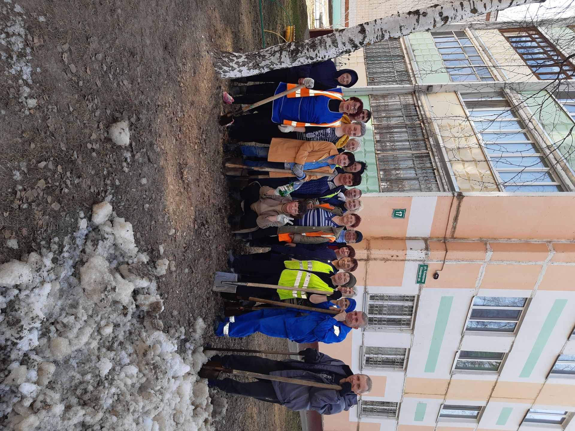 В рамках санитарно-экологического двухмесячника зеленодольцы провели уборку улиц города