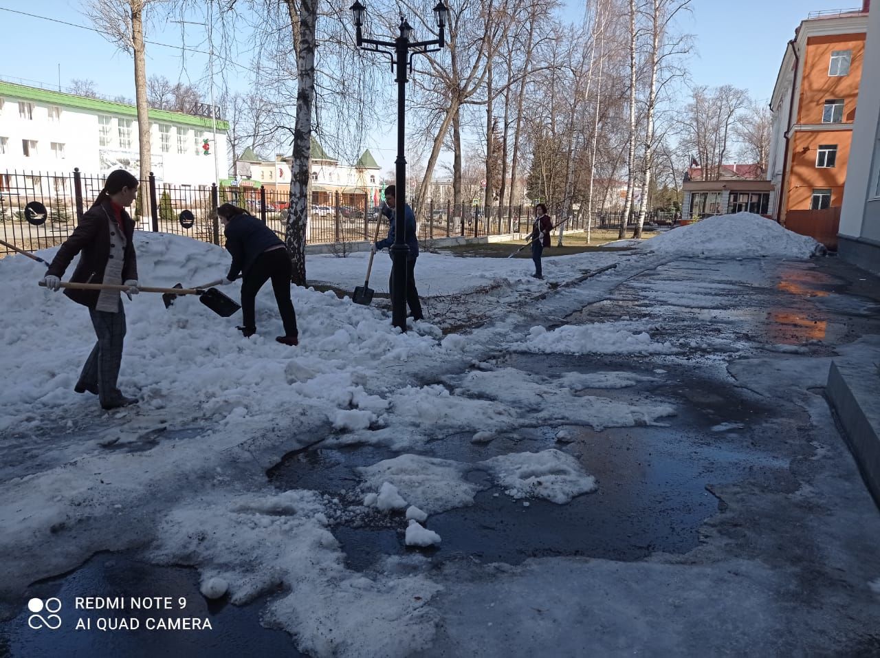 В рамках санитарно-экологического двухмесячника зеленодольцы провели уборку улиц города