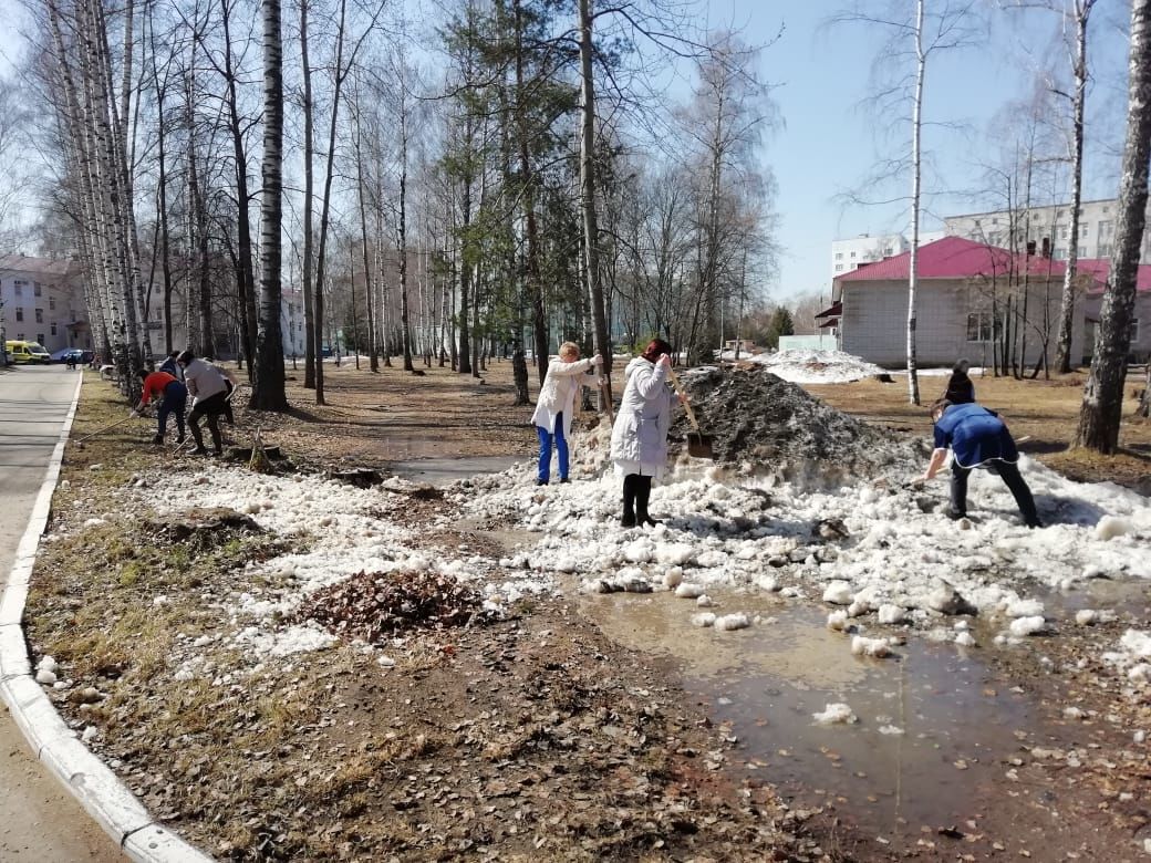 В рамках санитарно-экологического двухмесячника зеленодольцы провели уборку улиц города