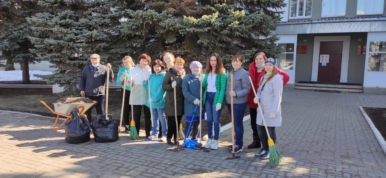 В рамках санитарно-экологического двухмесячника зеленодольцы провели уборку улиц города