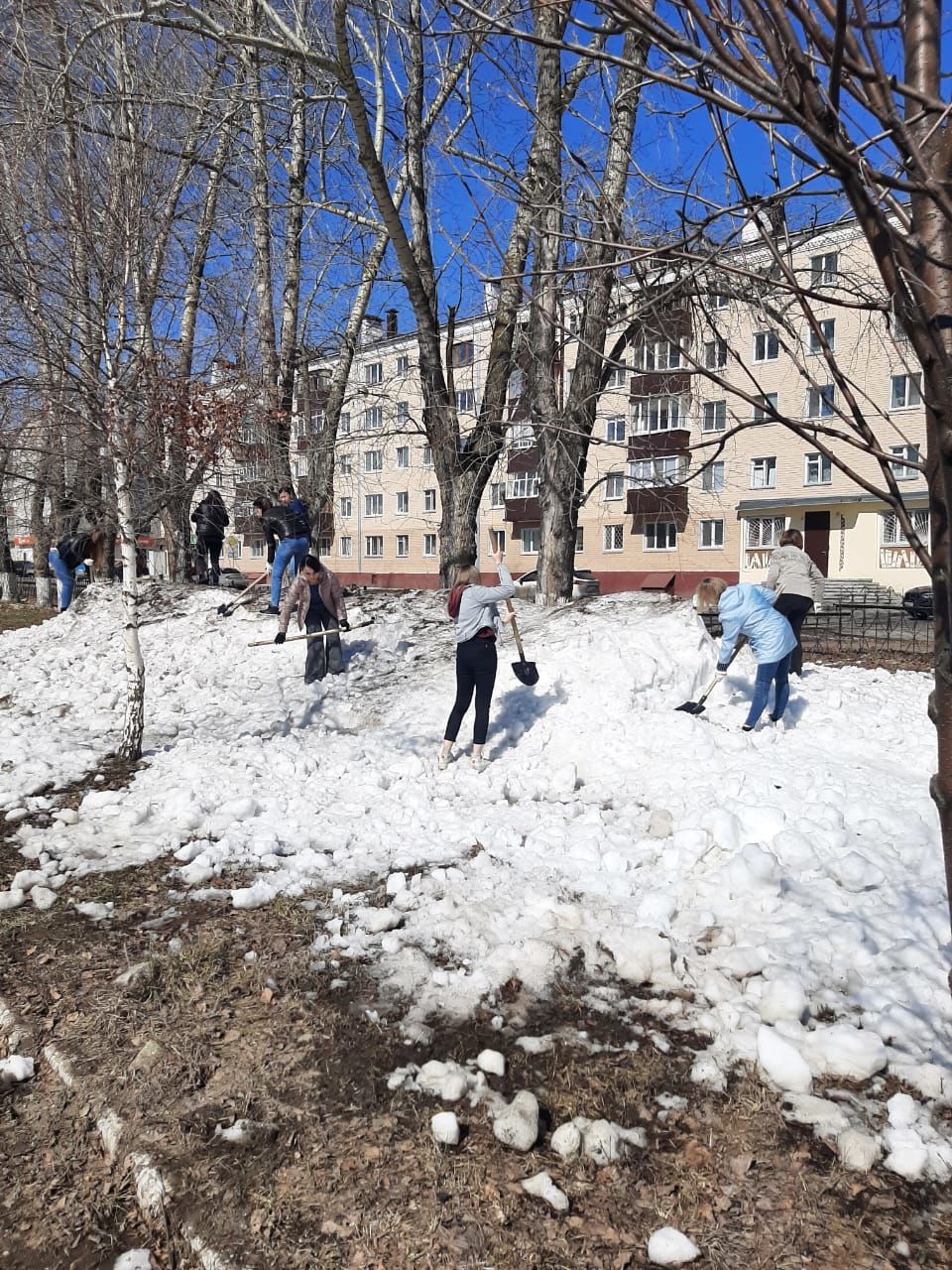 В рамках санитарно-экологического двухмесячника зеленодольцы провели уборку улиц города