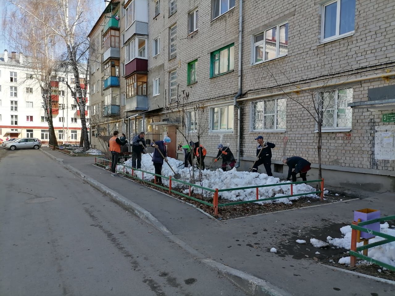 В рамках санитарно-экологического двухмесячника зеленодольцы провели уборку улиц города