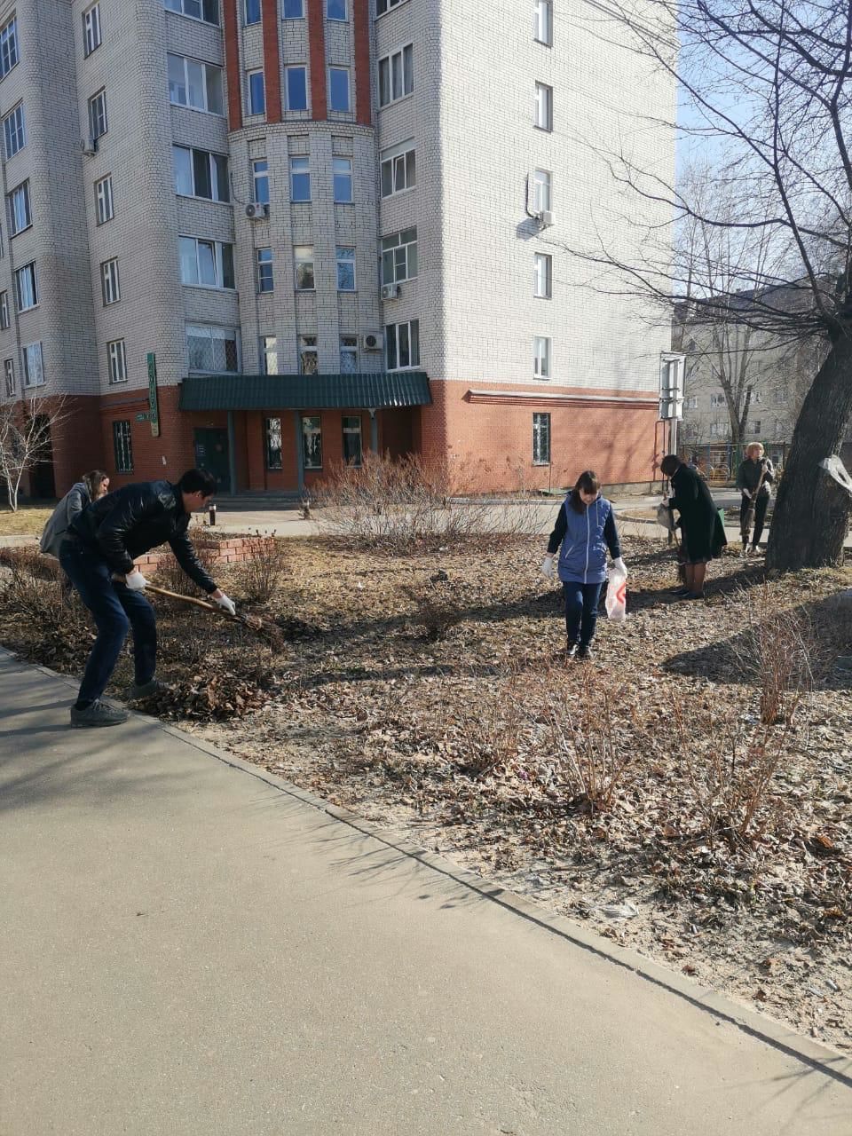 В рамках санитарно-экологического двухмесячника зеленодольцы провели уборку улиц города