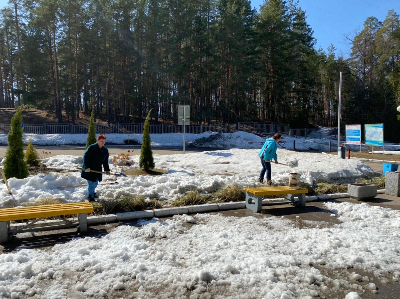 В рамках санитарно-экологического двухмесячника зеленодольцы провели уборку улиц города