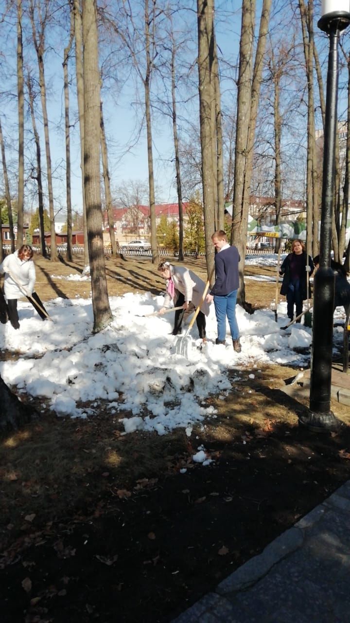 В рамках санитарно-экологического двухмесячника зеленодольцы провели уборку улиц города