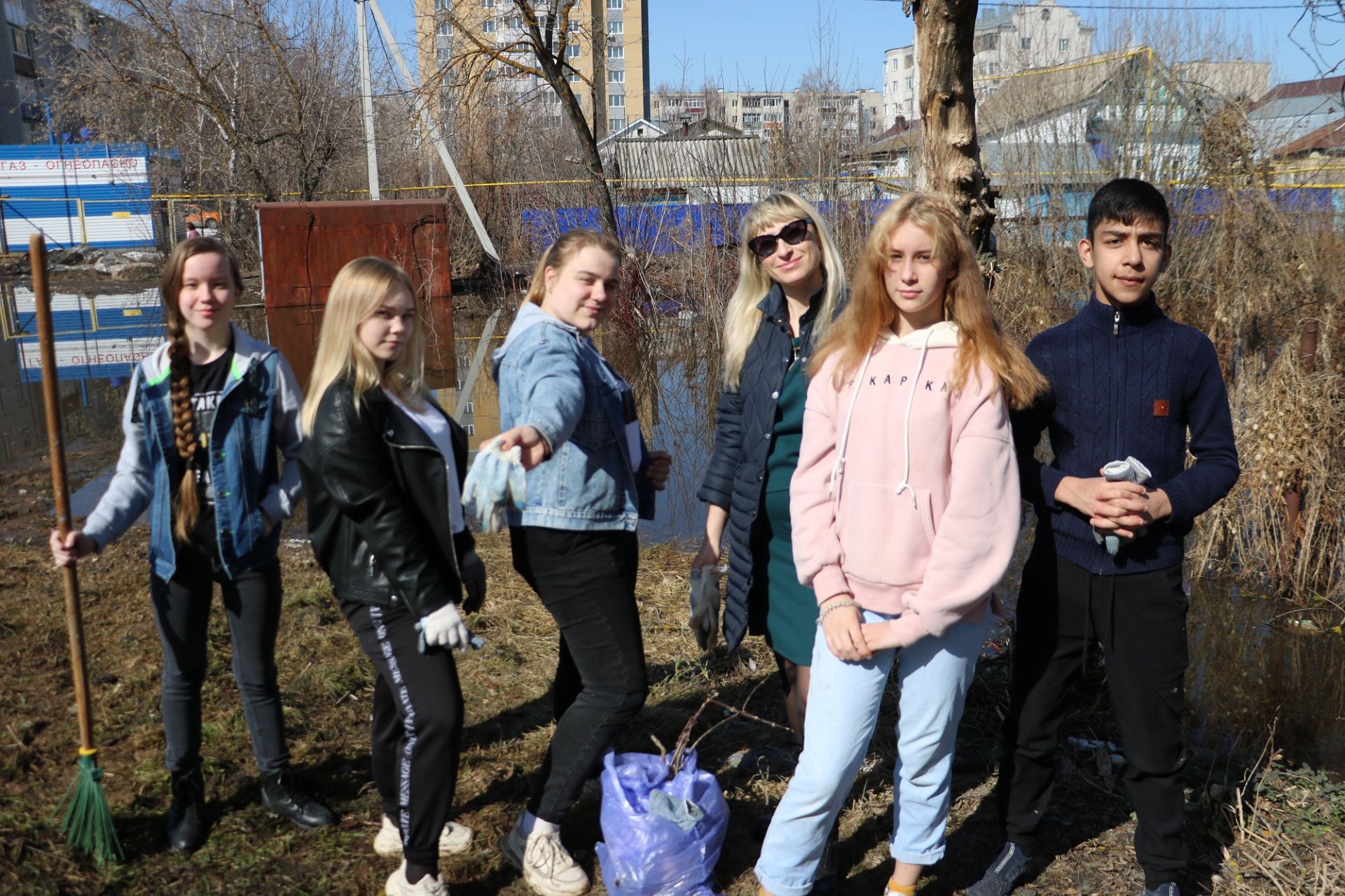 В рамках санитарно-экологического двухмесячника зеленодольцы провели уборку улиц города