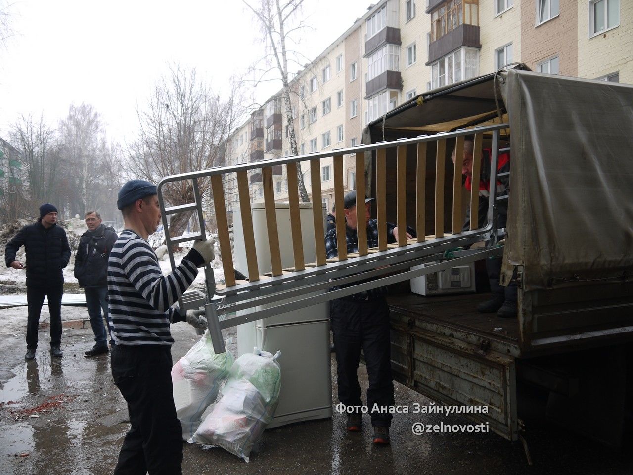 Жильцы дома, пострадавшего от взрыва, начали заселяться во временное жильё на ул.Сайдашева, 19