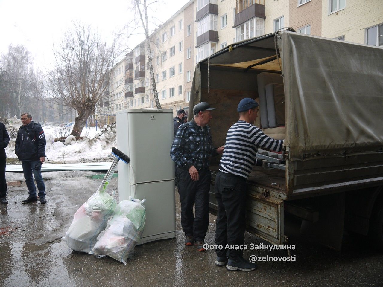 Жильцы дома, пострадавшего от взрыва, начали заселяться во временное жильё на ул.Сайдашева, 19