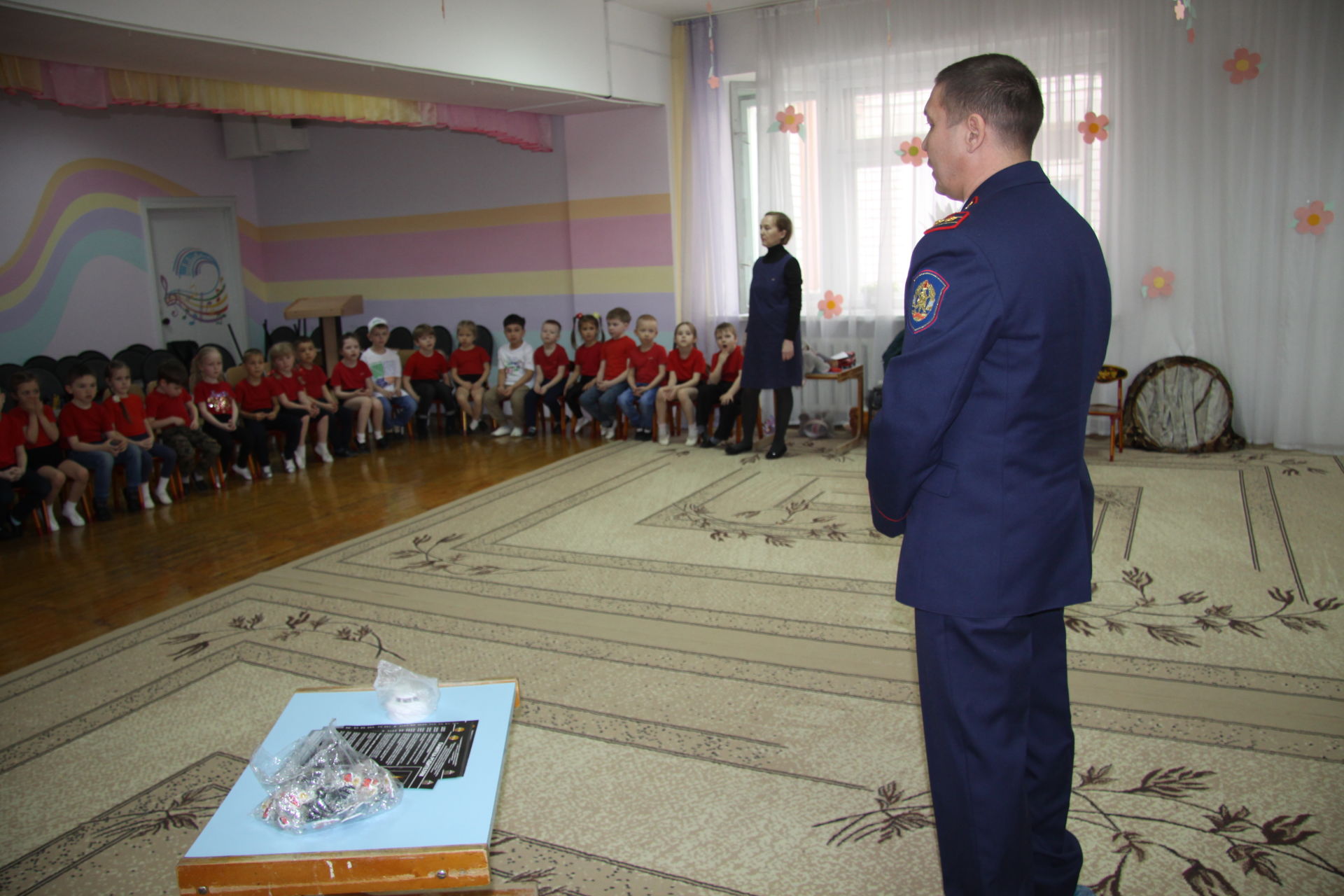 «Искорки»  - за пожарную безопасность: в честь Дня пожарной охраны воспитанники детского сада устроили праздничное выступление