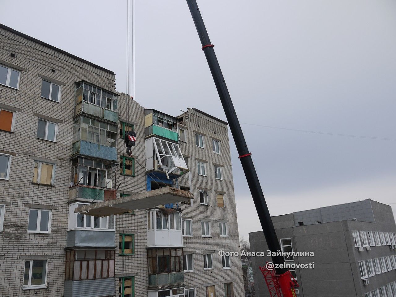 Рабочие приступили к демонтажу верхних этажей дома №39а по ул.Ленина