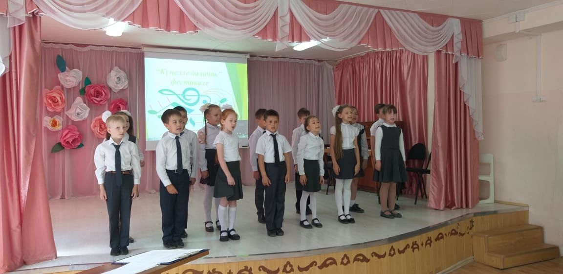 В Айшинской школе в рамках Года родных языков и народного единства был проведен фестиваль "Күңелле балачак"