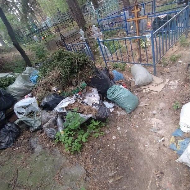 "Деньги за похороны немаленькие берут, а убрать весь мусор не могут": Зеленодольцы раскритиковали состояние городских кладбищ