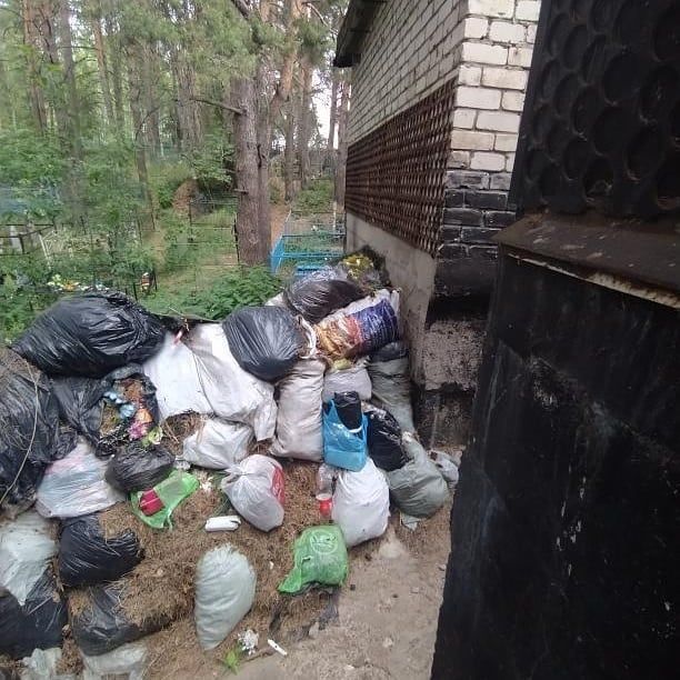 "Деньги за похороны немаленькие берут, а убрать весь мусор не могут": Зеленодольцы раскритиковали состояние городских кладбищ