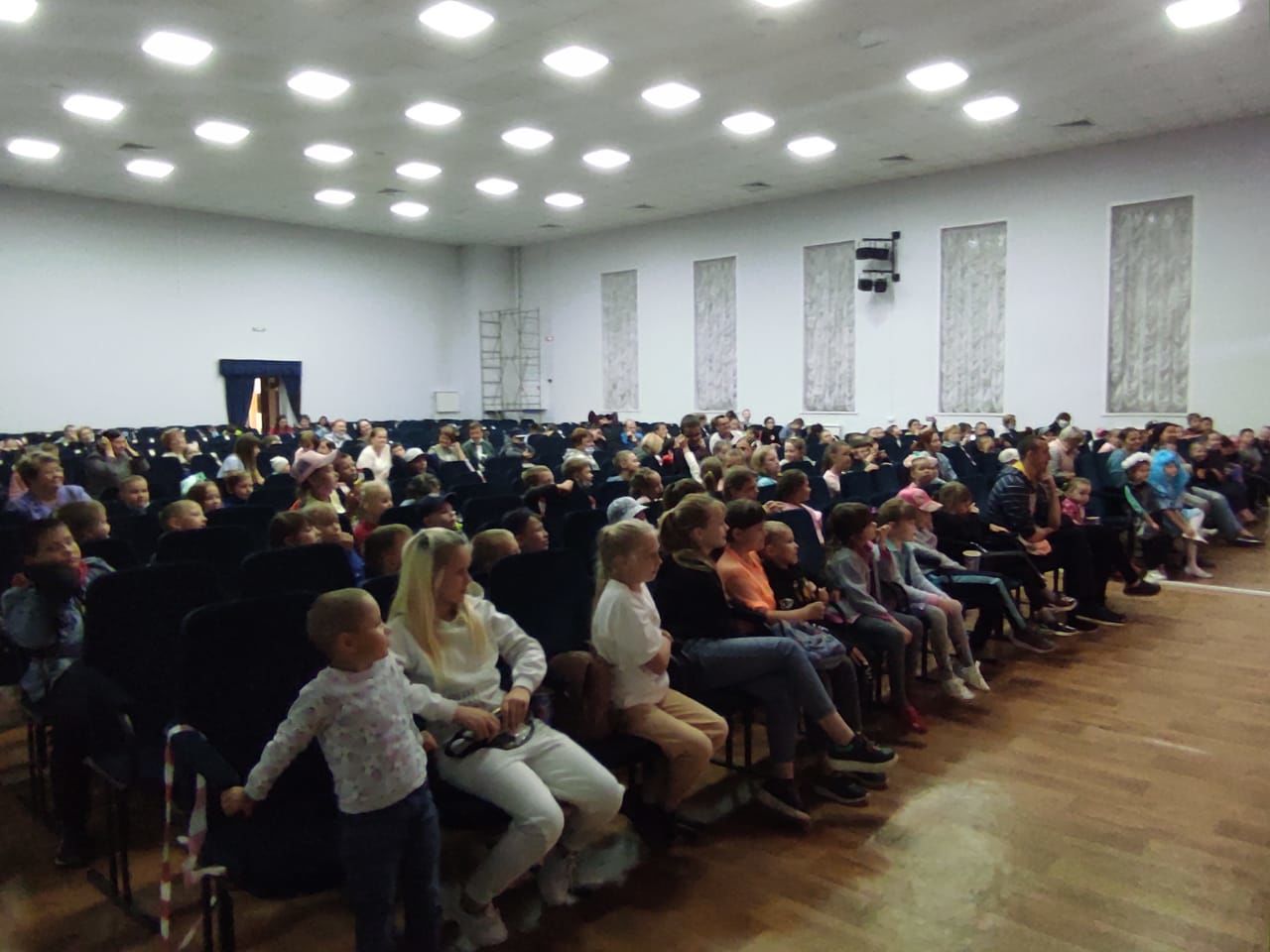 В Нижневязовском ДК прошел настоящий праздник для детей - театрально-игровое представление "Верните каникулы"