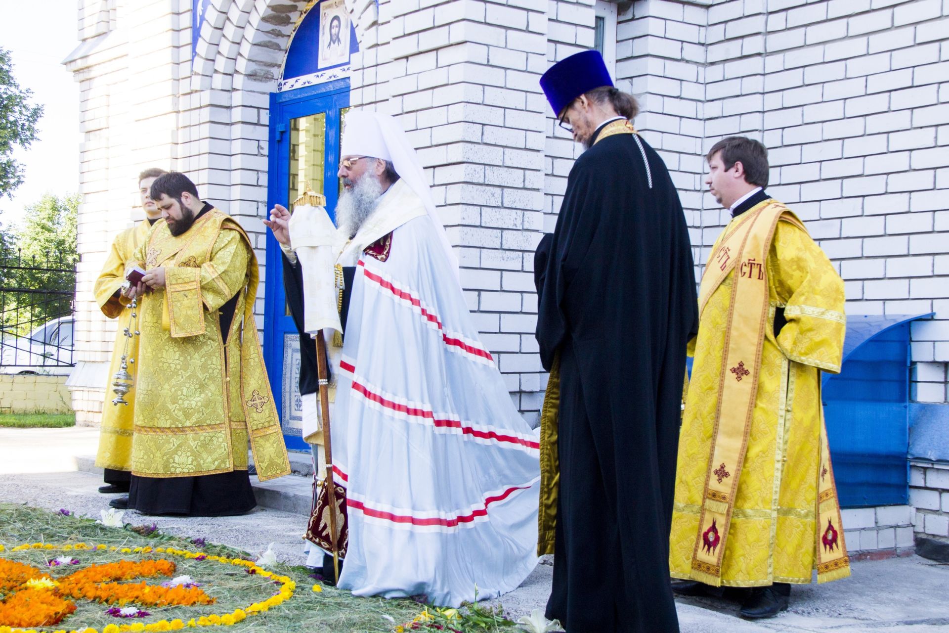 Митрополит Казанский и Татарстанский Кирилл возглавил богослужение в храме Петра и Павла