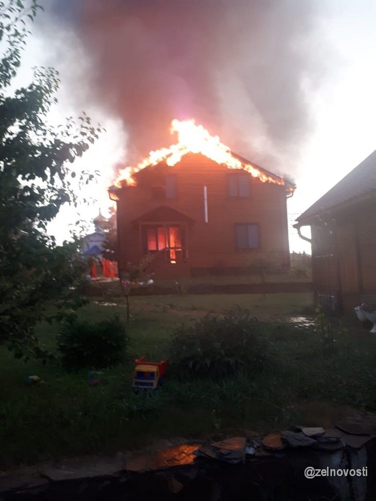 В деревне Ивановское дом сгорел за полчаса от удара молнии