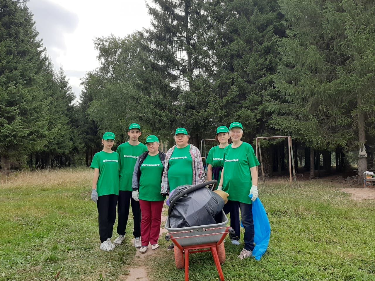 Группа "Здоровье" провела в сосновом лесу за парком Алтынова экологическую акцию