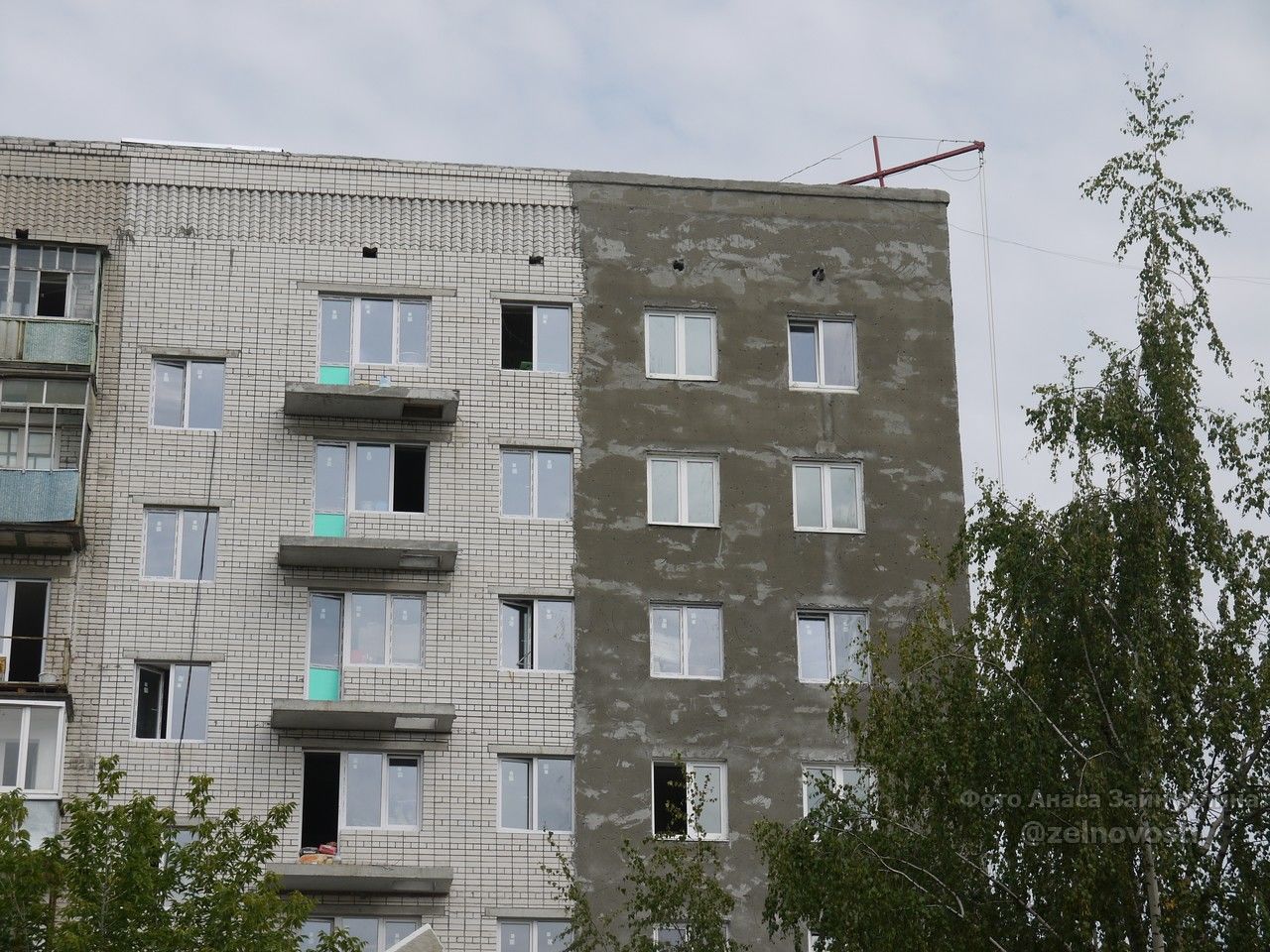 Фасад дома № 39-а по улице Ленина приобретает новую штукатурку