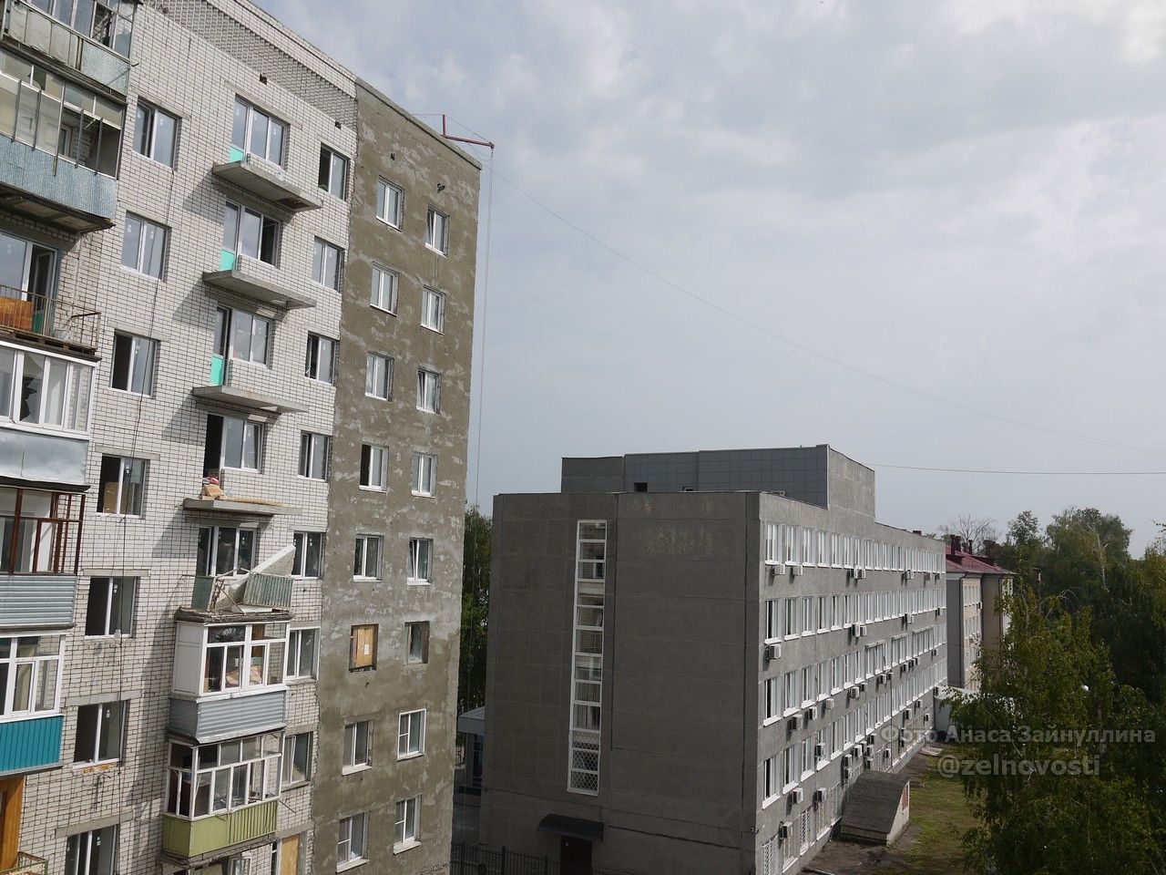 Фасад дома № 39-а по улице Ленина приобретает новую штукатурку