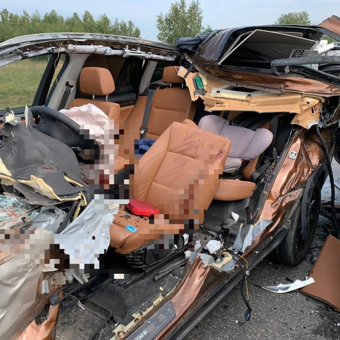 Водитель BMW, влетевшего в грузовик на трассе Казань - Зеленодольск, скончался