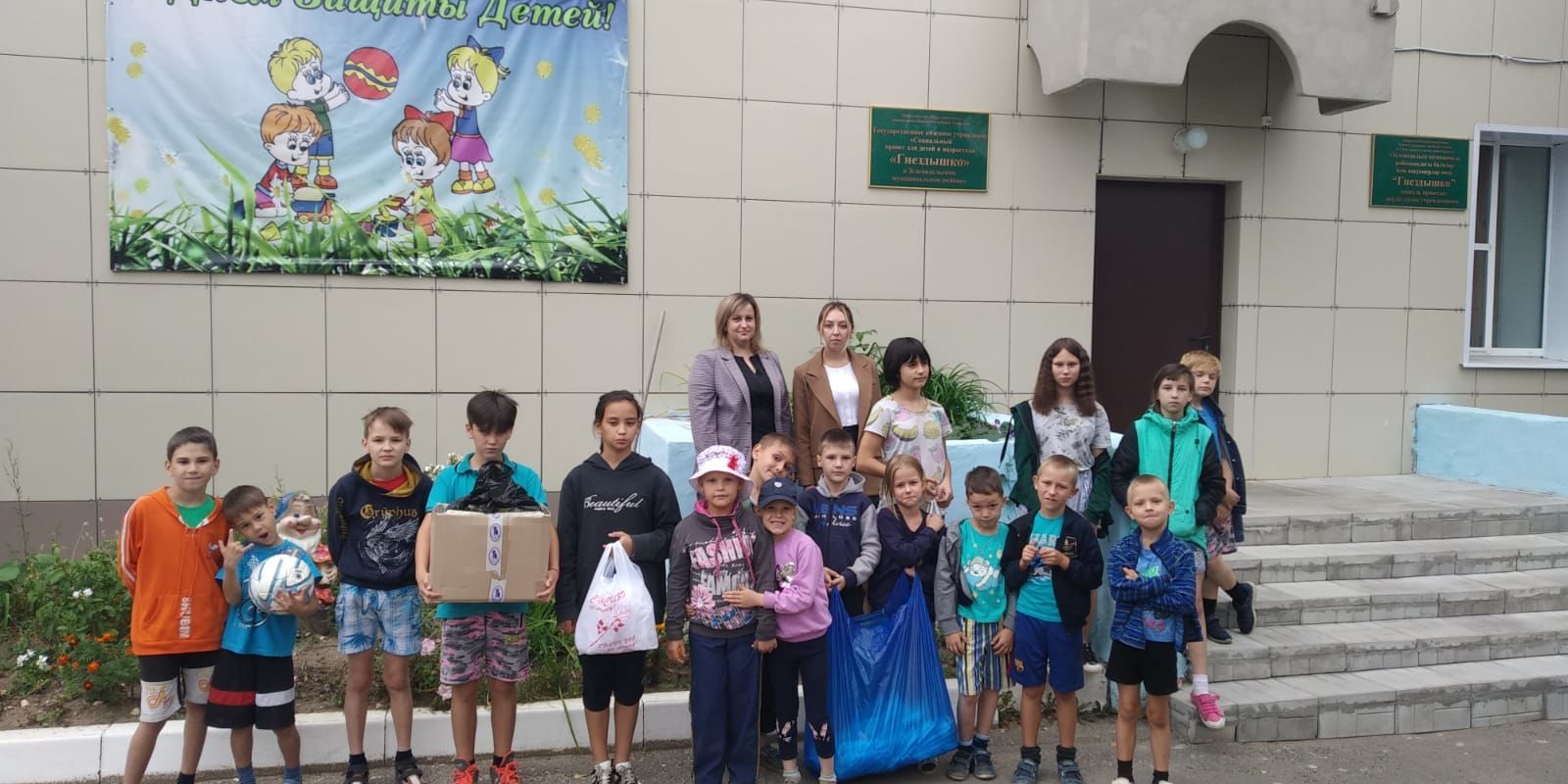 Руководство ПФМК поздравило с началом учебного года  воспитанников социального приюта «Гнездышко» и детей своих сотрудников