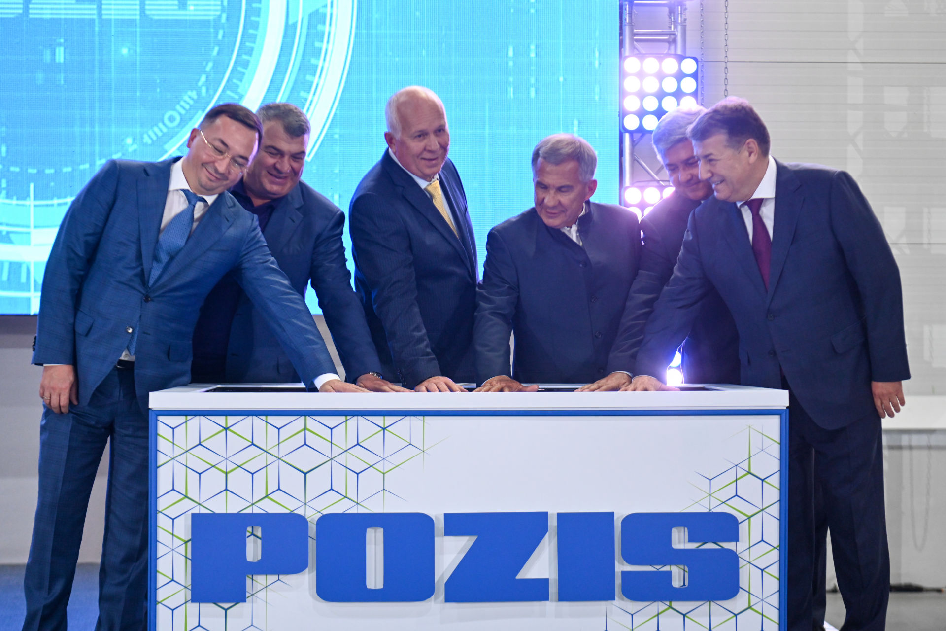 Рустам Минниханов и Сергей Чемезов открыли в Зеленодольске логистический центр POZIS