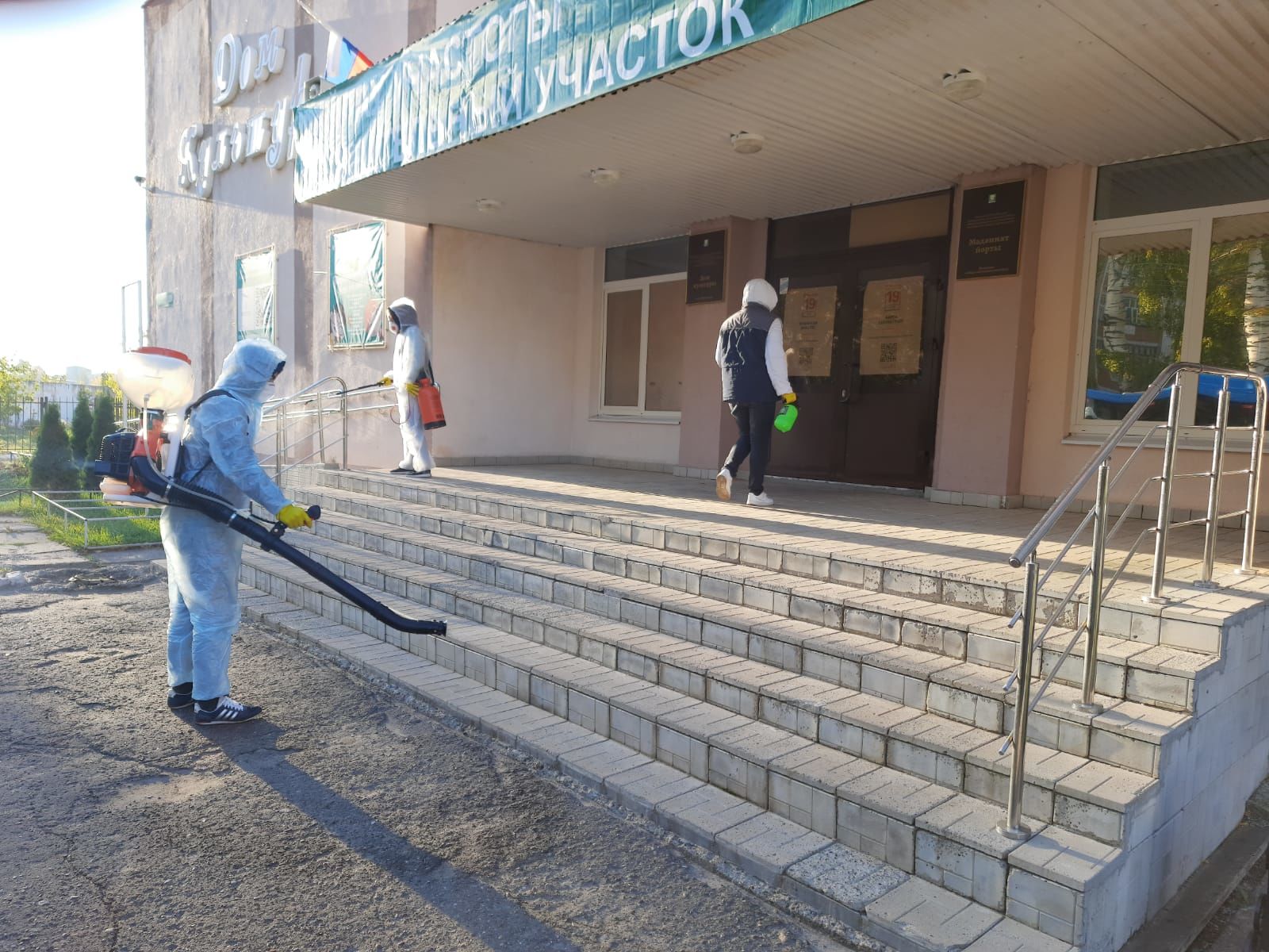 Сотрудники Зеленодольского ветобъединения следят за санобработкой на избирательных участках
