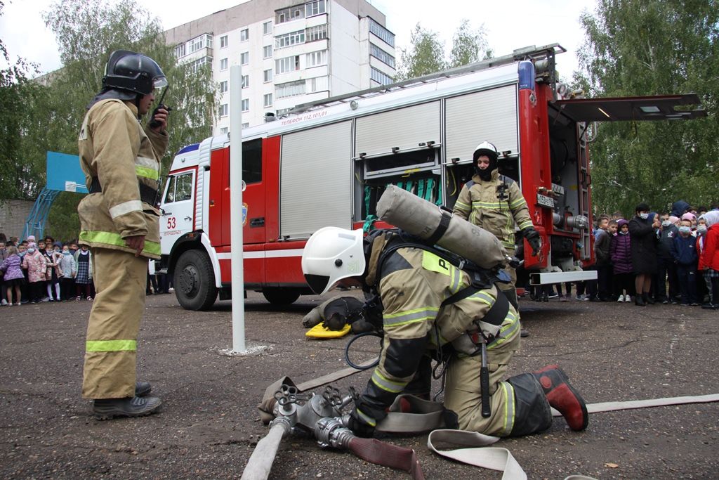 Пожарную тренировку провели сотрудники 8 отряда ФПС в в школе №16