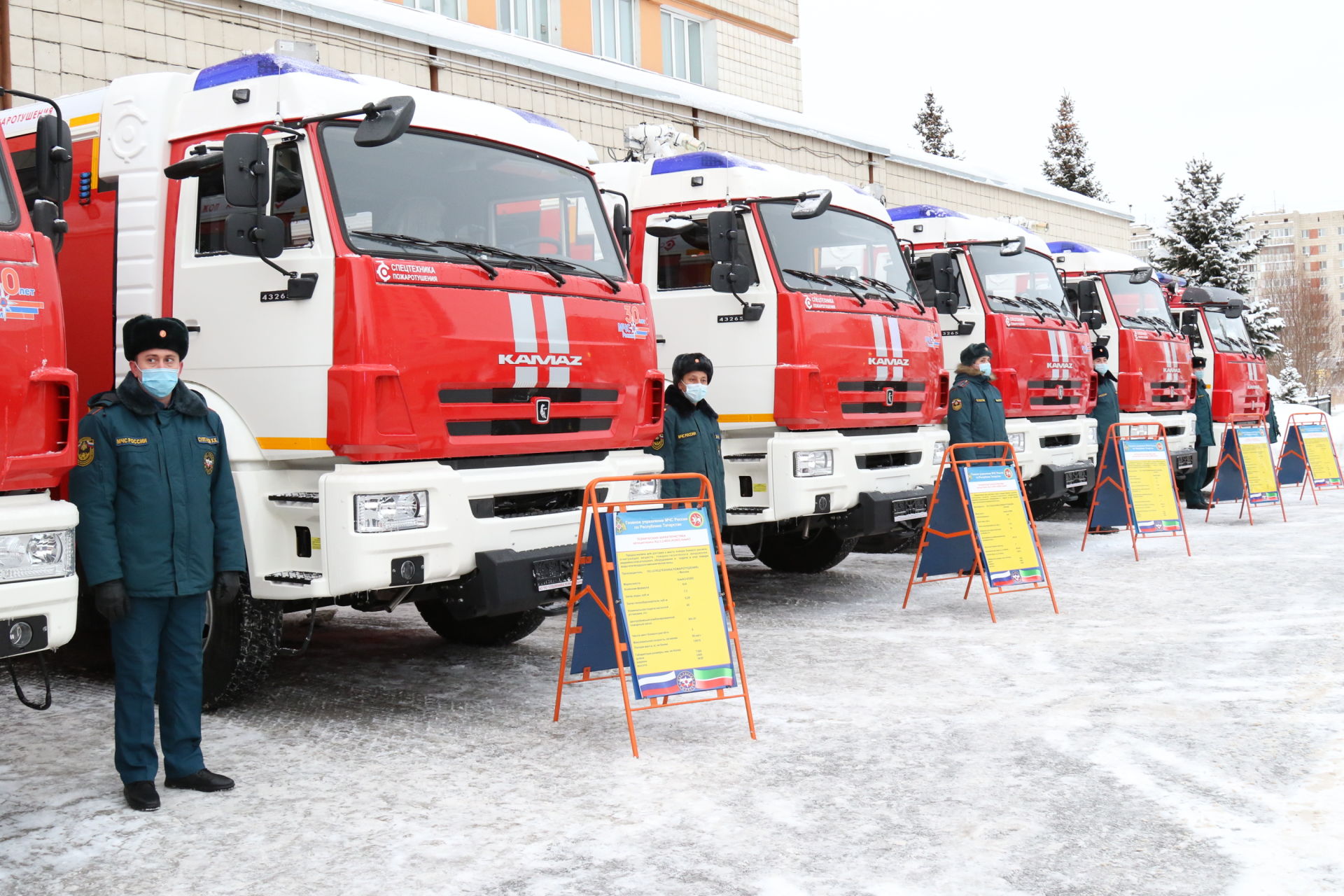 Зеленодольским пожарным вручили ключи от новой техники