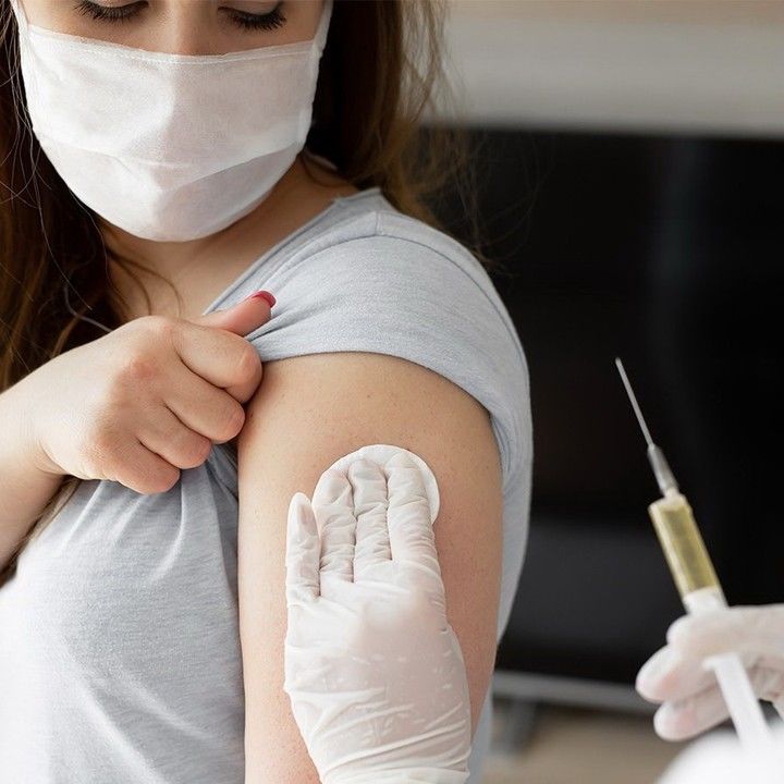 Безопасно ли и эффективно ли вакцинироваться от COVID-19: Врач проанализировал основные мифы