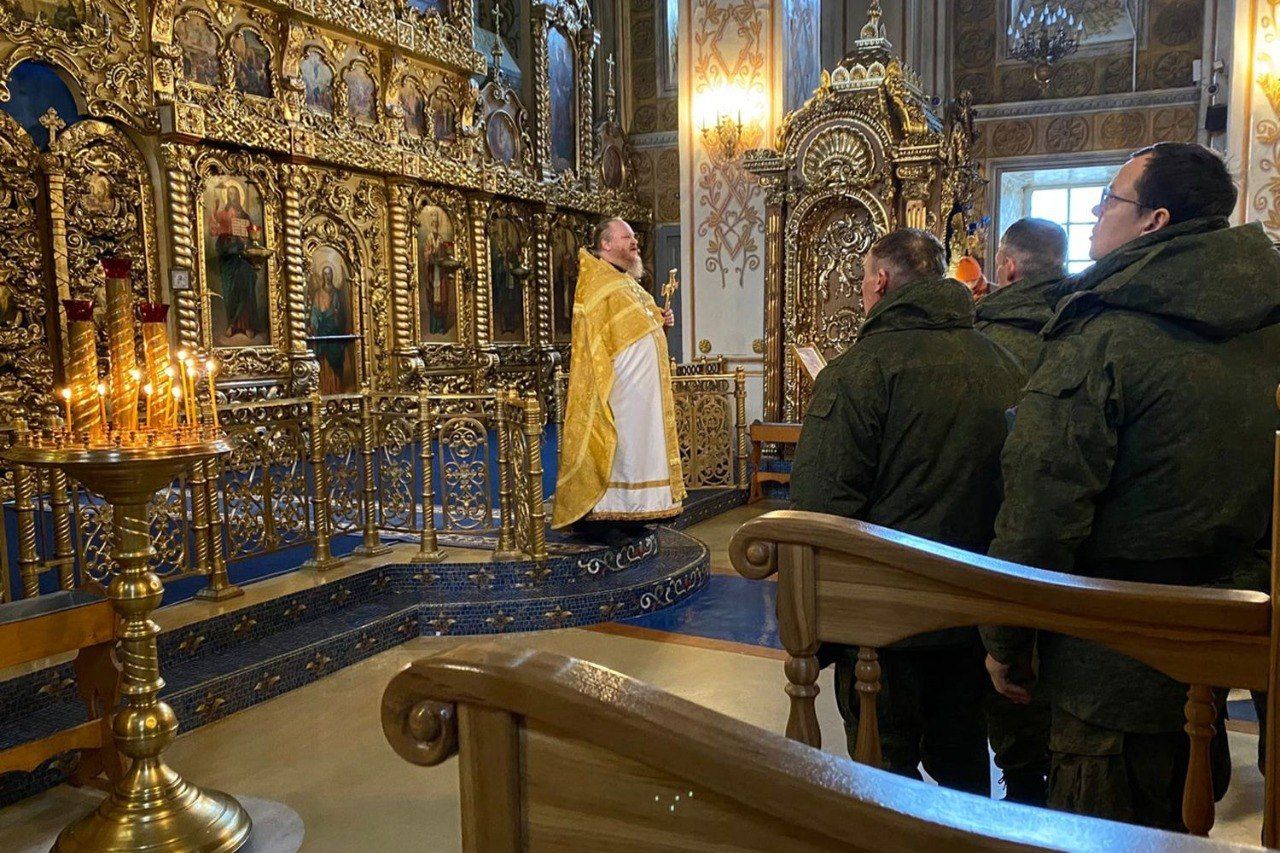 Отправляющиеся на фронт солдаты российской армии посетили Раифский монастырь